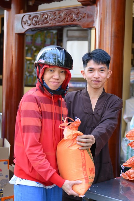 Trao quà tết cho các hộ gia đình có hoàn cảnh khó khăn đón xuân Giáp Thìn trong địa bàn huyện Hóc Môn.