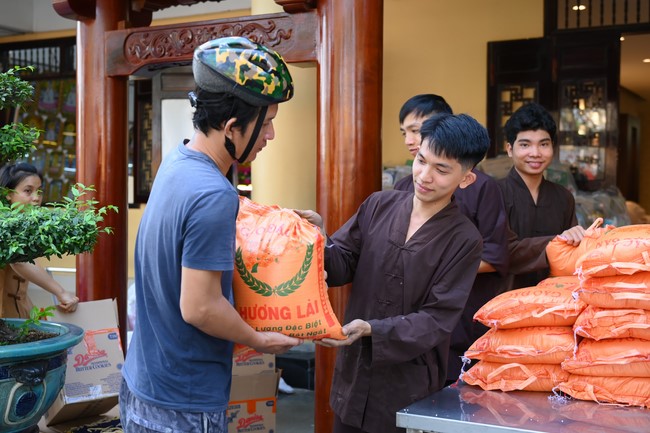 Trao quà tết cho các hộ gia đình có hoàn cảnh khó khăn đón xuân Giáp Thìn trong địa bàn huyện Hóc Môn.