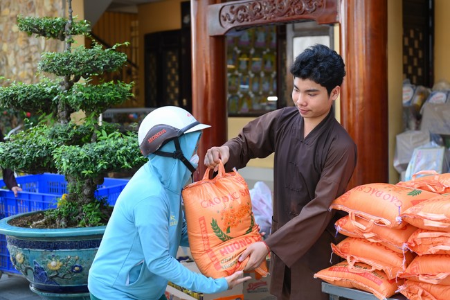 Trao quà tết cho các hộ gia đình có hoàn cảnh khó khăn đón xuân Giáp Thìn trong địa bàn huyện Hóc Môn.