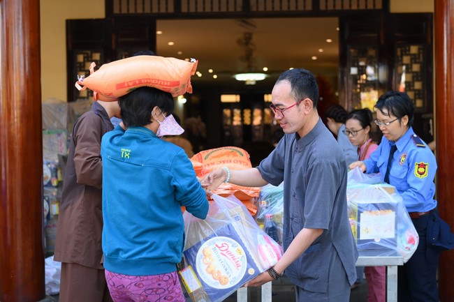 Trao quà tết cho các hộ gia đình có hoàn cảnh khó khăn đón xuân Giáp Thìn trong địa bàn huyện Hóc Môn.