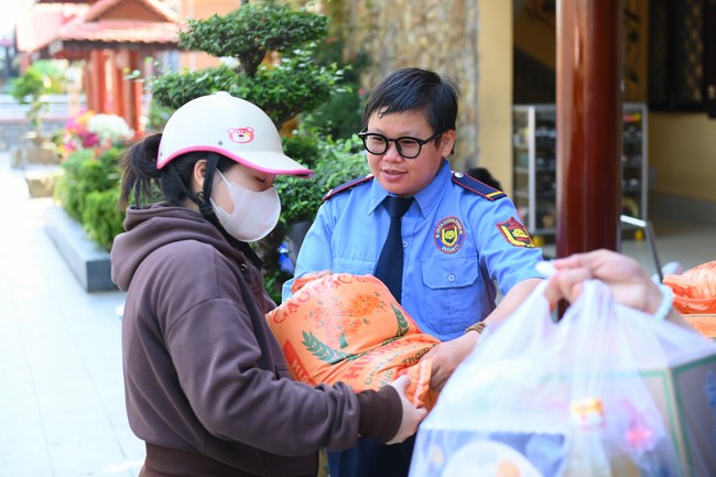 Trao quà tết cho các hộ gia đình có hoàn cảnh khó khăn đón xuân Giáp Thìn trong địa bàn huyện Hóc Môn.