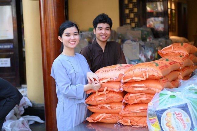 Trao quà tết cho các hộ gia đình có hoàn cảnh khó khăn đón xuân Giáp Thìn trong địa bàn huyện Hóc Môn.
