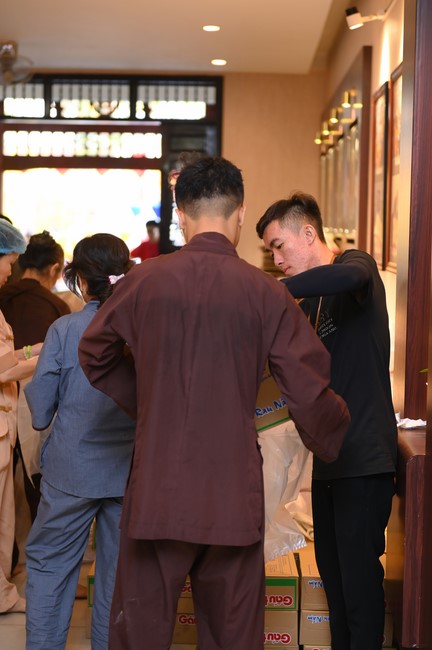 Trao quà tết cho các hộ gia đình có hoàn cảnh khó khăn đón xuân Giáp Thìn trong địa bàn huyện Hóc Môn.