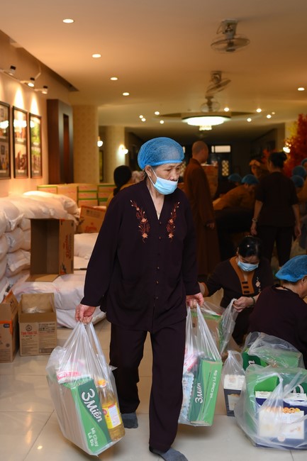 Trao quà tết cho các hộ gia đình có hoàn cảnh khó khăn đón xuân Giáp Thìn trong địa bàn huyện Hóc Môn.