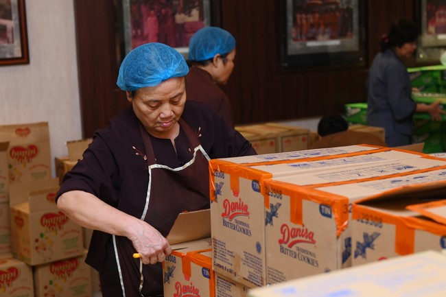 Trao quà tết cho các hộ gia đình có hoàn cảnh khó khăn đón xuân Giáp Thìn trong địa bàn huyện Hóc Môn.