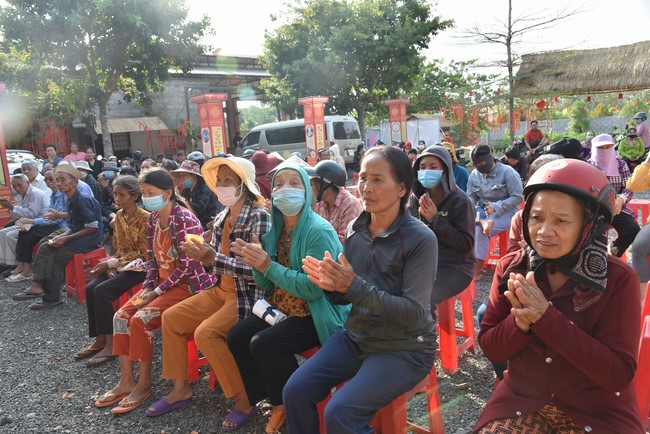 Tặng quà cho các gia đình có hoàn cảnh khó khăn tại chùa Tâm Pháp, chùa Pháp Hòa - Bình Phước, chùa Tây Pháp – Tây Ninh