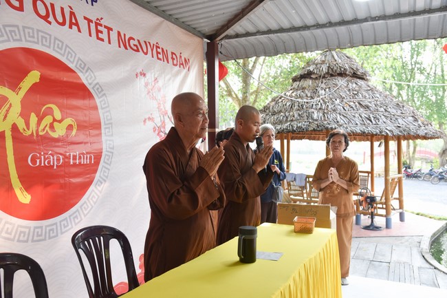 Tặng quà cho các gia đình có hoàn cảnh khó khăn tại chùa Tâm Pháp, chùa Pháp Hòa - Bình Phước, chùa Tây Pháp – Tây Ninh