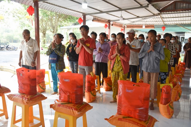 Tặng quà cho các gia đình có hoàn cảnh khó khăn tại chùa Tâm Pháp, chùa Pháp Hòa - Bình Phước, chùa Tây Pháp – Tây Ninh