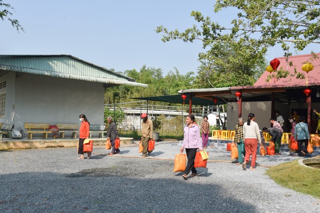 Tặng quà cho các gia đình có hoàn cảnh khó khăn tại chùa Tâm Pháp, chùa Pháp Hòa - Bình Phước, chùa Tây Pháp – Tây Ninh