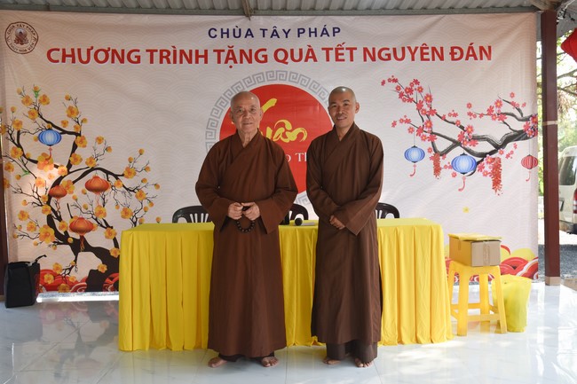 Tặng quà cho các gia đình có hoàn cảnh khó khăn tại chùa Tâm Pháp, chùa Pháp Hòa - Bình Phước, chùa Tây Pháp – Tây Ninh