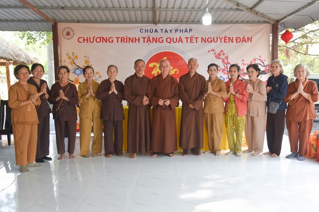 Tặng quà cho các gia đình có hoàn cảnh khó khăn tại chùa Tâm Pháp, chùa Pháp Hòa - Bình Phước, chùa Tây Pháp – Tây Ninh