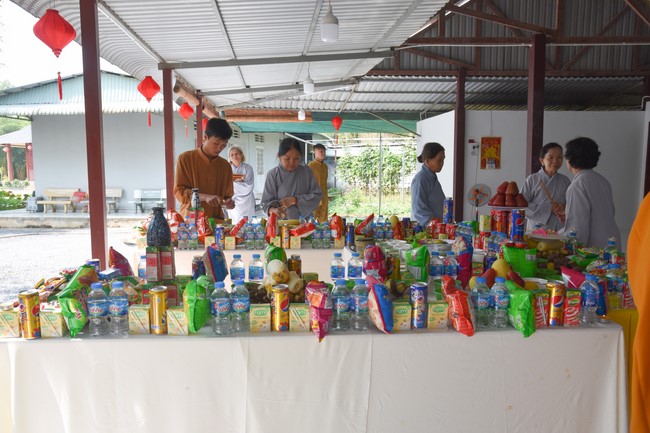 Tặng quà cho các gia đình có hoàn cảnh khó khăn tại chùa Tâm Pháp, chùa Pháp Hòa - Bình Phước, chùa Tây Pháp – Tây Ninh