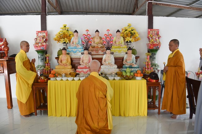 Tặng quà cho các gia đình có hoàn cảnh khó khăn tại chùa Tâm Pháp, chùa Pháp Hòa - Bình Phước, chùa Tây Pháp – Tây Ninh