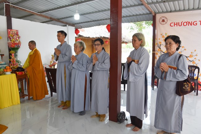 Tặng quà cho các gia đình có hoàn cảnh khó khăn tại chùa Tâm Pháp, chùa Pháp Hòa - Bình Phước, chùa Tây Pháp – Tây Ninh