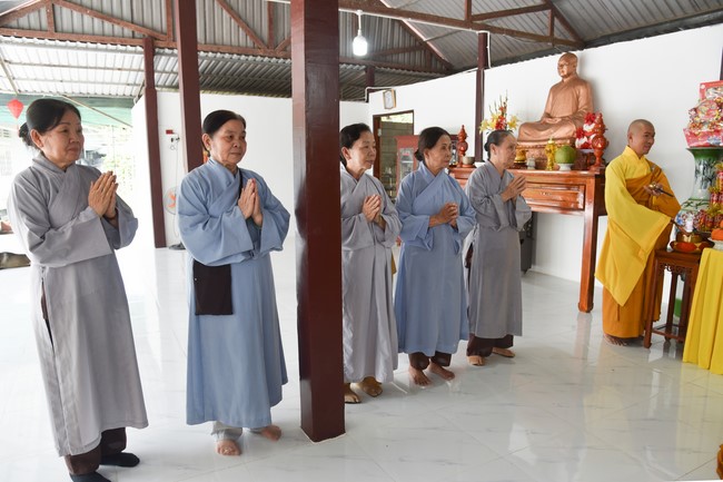 Tặng quà cho các gia đình có hoàn cảnh khó khăn tại chùa Tâm Pháp, chùa Pháp Hòa - Bình Phước, chùa Tây Pháp – Tây Ninh