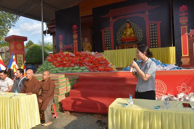 Tặng quà cho các gia đình có hoàn cảnh khó khăn tại chùa Tâm Pháp, chùa Pháp Hòa - Bình Phước, chùa Tây Pháp – Tây Ninh