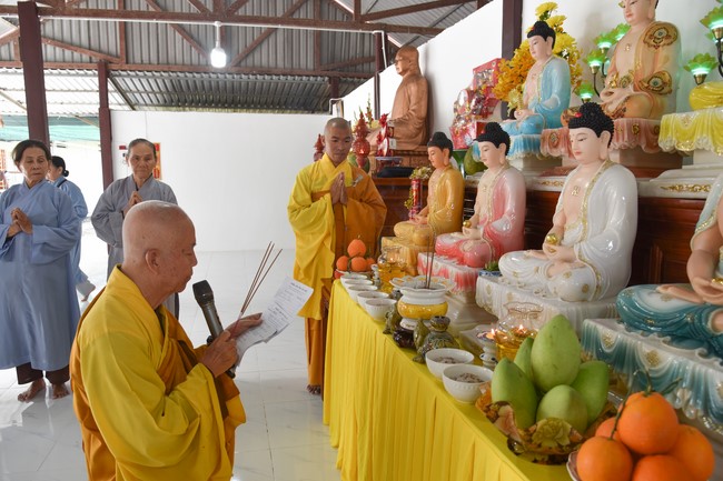 Tặng quà cho các gia đình có hoàn cảnh khó khăn tại chùa Tâm Pháp, chùa Pháp Hòa - Bình Phước, chùa Tây Pháp – Tây Ninh