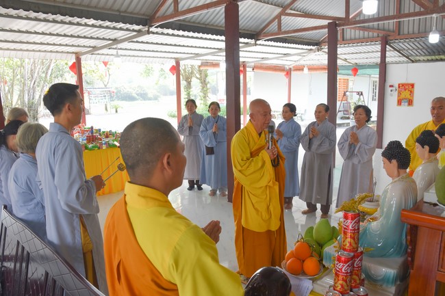 Tặng quà cho các gia đình có hoàn cảnh khó khăn tại chùa Tâm Pháp, chùa Pháp Hòa - Bình Phước, chùa Tây Pháp – Tây Ninh