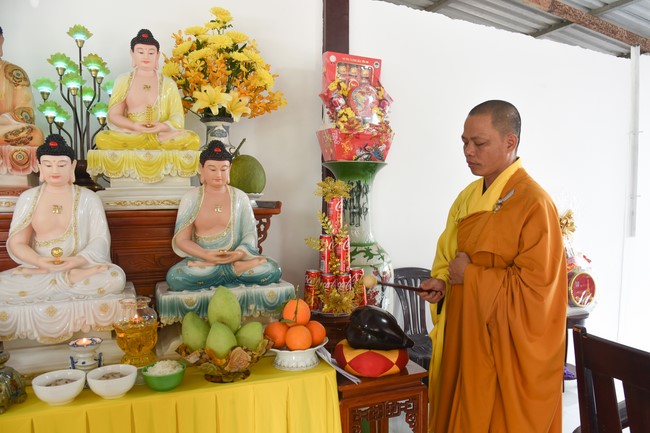 Tặng quà cho các gia đình có hoàn cảnh khó khăn tại chùa Tâm Pháp, chùa Pháp Hòa - Bình Phước, chùa Tây Pháp – Tây Ninh