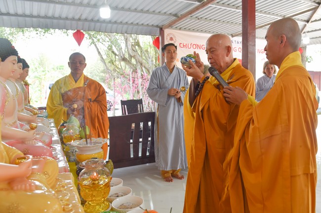 Tặng quà cho các gia đình có hoàn cảnh khó khăn tại chùa Tâm Pháp, chùa Pháp Hòa - Bình Phước, chùa Tây Pháp – Tây Ninh
