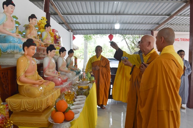 Tặng quà cho các gia đình có hoàn cảnh khó khăn tại chùa Tâm Pháp, chùa Pháp Hòa - Bình Phước, chùa Tây Pháp – Tây Ninh