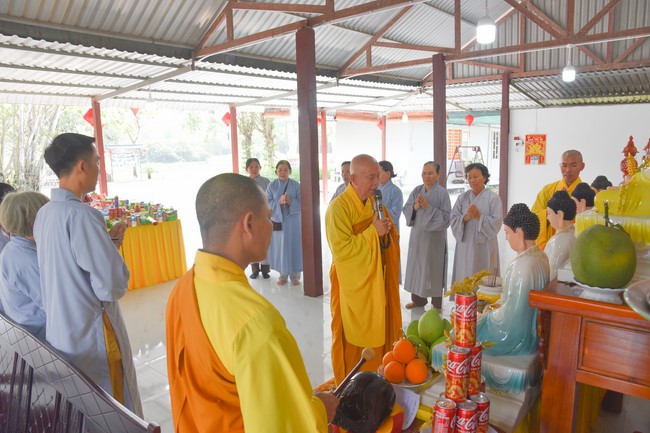 Tặng quà cho các gia đình có hoàn cảnh khó khăn tại chùa Tâm Pháp, chùa Pháp Hòa - Bình Phước, chùa Tây Pháp – Tây Ninh