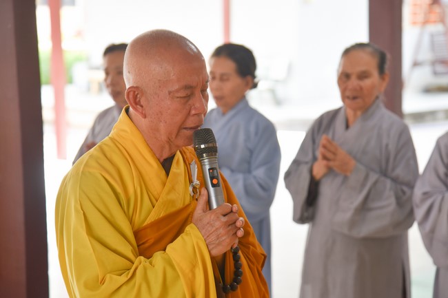 Tặng quà cho các gia đình có hoàn cảnh khó khăn tại chùa Tâm Pháp, chùa Pháp Hòa - Bình Phước, chùa Tây Pháp – Tây Ninh