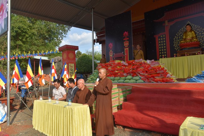 Tặng quà cho các gia đình có hoàn cảnh khó khăn tại chùa Tâm Pháp, chùa Pháp Hòa - Bình Phước, chùa Tây Pháp – Tây Ninh
