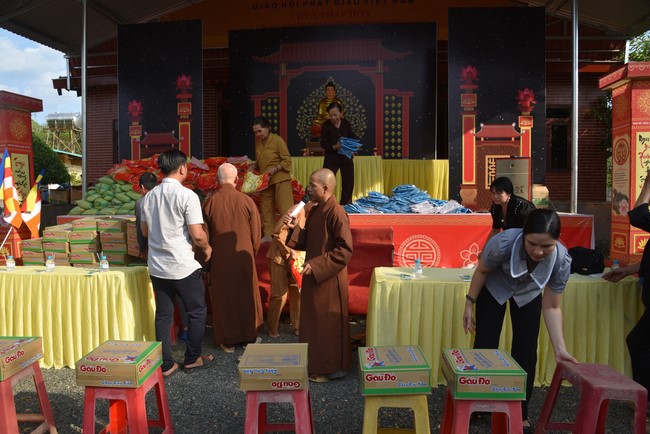 Tặng quà cho các gia đình có hoàn cảnh khó khăn tại chùa Tâm Pháp, chùa Pháp Hòa - Bình Phước, chùa Tây Pháp – Tây Ninh