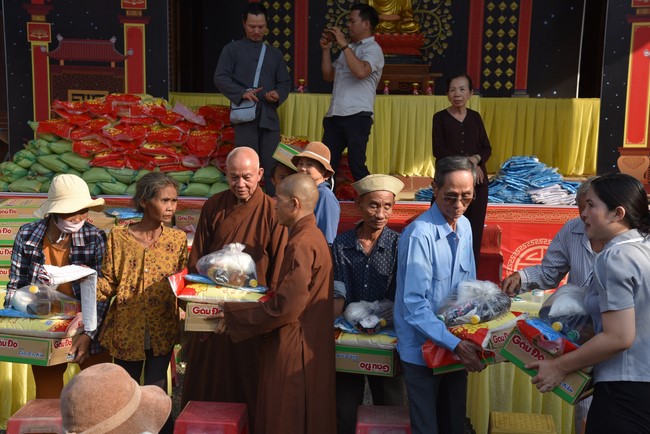 Tặng quà cho các gia đình có hoàn cảnh khó khăn tại chùa Tâm Pháp, chùa Pháp Hòa - Bình Phước, chùa Tây Pháp – Tây Ninh