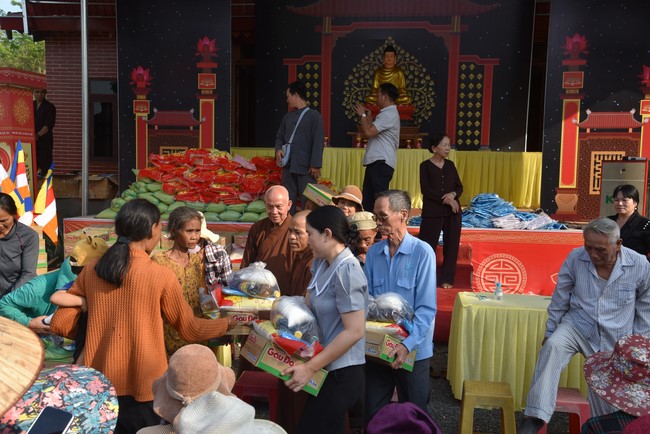 Tặng quà cho các gia đình có hoàn cảnh khó khăn tại chùa Tâm Pháp, chùa Pháp Hòa - Bình Phước, chùa Tây Pháp – Tây Ninh