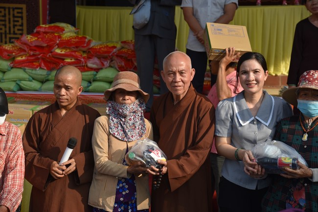 Tặng quà cho các gia đình có hoàn cảnh khó khăn tại chùa Tâm Pháp, chùa Pháp Hòa - Bình Phước, chùa Tây Pháp – Tây Ninh