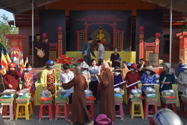 Tặng quà cho các gia đình có hoàn cảnh khó khăn tại chùa Tâm Pháp, chùa Pháp Hòa - Bình Phước, chùa Tây Pháp – Tây Ninh