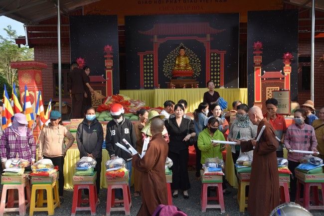 Tặng quà cho các gia đình có hoàn cảnh khó khăn tại chùa Tâm Pháp, chùa Pháp Hòa - Bình Phước, chùa Tây Pháp – Tây Ninh