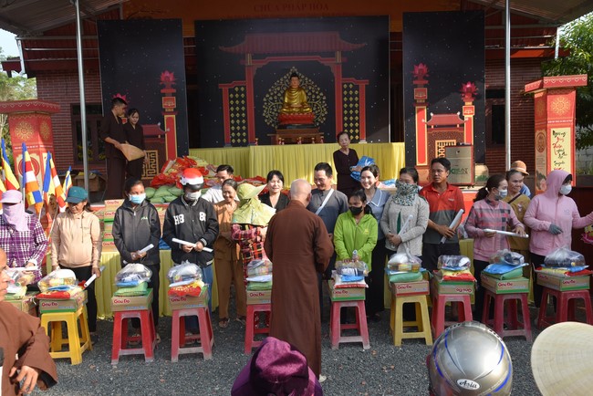 Tặng quà cho các gia đình có hoàn cảnh khó khăn tại chùa Tâm Pháp, chùa Pháp Hòa - Bình Phước, chùa Tây Pháp – Tây Ninh