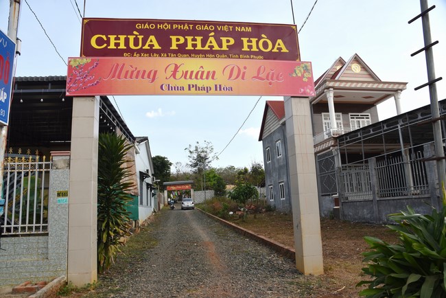 Tặng quà cho các gia đình có hoàn cảnh khó khăn tại chùa Tâm Pháp, chùa Pháp Hòa - Bình Phước, chùa Tây Pháp – Tây Ninh