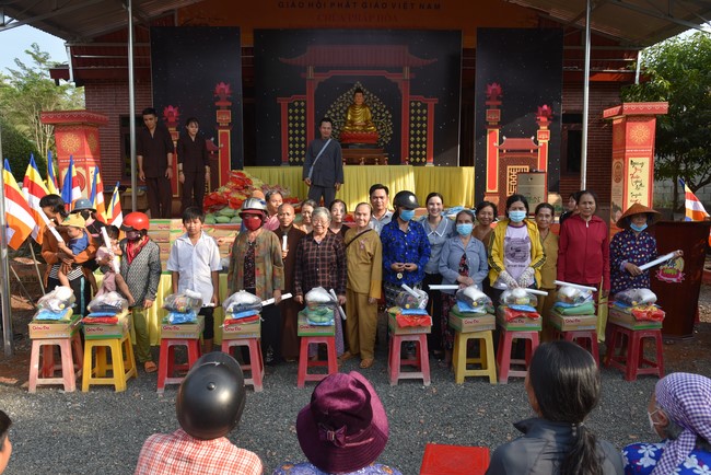 Tặng quà cho các gia đình có hoàn cảnh khó khăn tại chùa Tâm Pháp, chùa Pháp Hòa - Bình Phước, chùa Tây Pháp – Tây Ninh