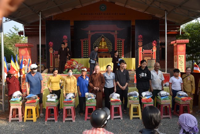 Tặng quà cho các gia đình có hoàn cảnh khó khăn tại chùa Tâm Pháp, chùa Pháp Hòa - Bình Phước, chùa Tây Pháp – Tây Ninh