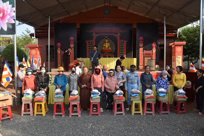 Tặng quà cho các gia đình có hoàn cảnh khó khăn tại chùa Tâm Pháp, chùa Pháp Hòa - Bình Phước, chùa Tây Pháp – Tây Ninh