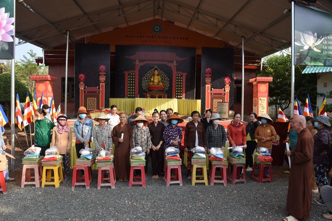 Tặng quà cho các gia đình có hoàn cảnh khó khăn tại chùa Tâm Pháp, chùa Pháp Hòa - Bình Phước, chùa Tây Pháp – Tây Ninh