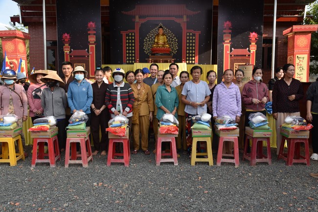 Tặng quà cho các gia đình có hoàn cảnh khó khăn tại chùa Tâm Pháp, chùa Pháp Hòa - Bình Phước, chùa Tây Pháp – Tây Ninh