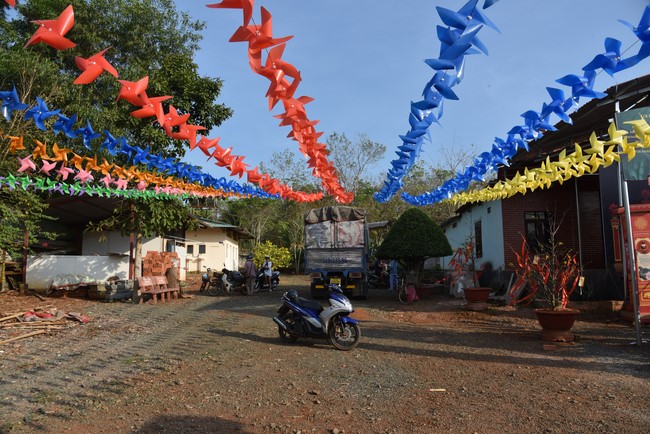 Tặng quà cho các gia đình có hoàn cảnh khó khăn tại chùa Tâm Pháp, chùa Pháp Hòa - Bình Phước, chùa Tây Pháp – Tây Ninh