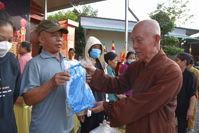 Tặng quà cho các gia đình có hoàn cảnh khó khăn tại chùa Tâm Pháp, chùa Pháp Hòa - Bình Phước, chùa Tây Pháp – Tây Ninh