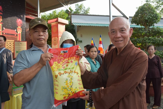 Tặng quà cho các gia đình có hoàn cảnh khó khăn tại chùa Tâm Pháp, chùa Pháp Hòa - Bình Phước, chùa Tây Pháp – Tây Ninh