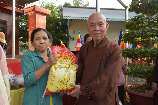 Tặng quà cho các gia đình có hoàn cảnh khó khăn tại chùa Tâm Pháp, chùa Pháp Hòa - Bình Phước, chùa Tây Pháp – Tây Ninh
