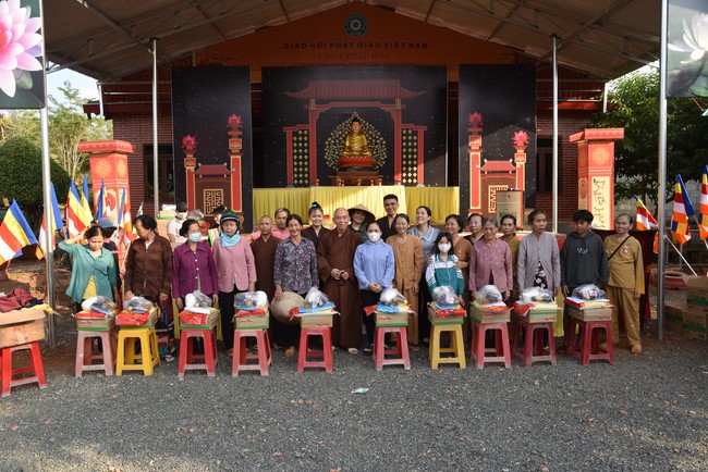 Tặng quà cho các gia đình có hoàn cảnh khó khăn tại chùa Tâm Pháp, chùa Pháp Hòa - Bình Phước, chùa Tây Pháp – Tây Ninh