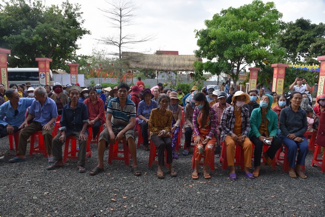 Tặng quà cho các gia đình có hoàn cảnh khó khăn tại chùa Tâm Pháp, chùa Pháp Hòa - Bình Phước, chùa Tây Pháp – Tây Ninh