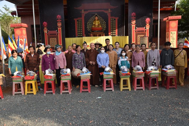 Tặng quà cho các gia đình có hoàn cảnh khó khăn tại chùa Tâm Pháp, chùa Pháp Hòa - Bình Phước, chùa Tây Pháp – Tây Ninh