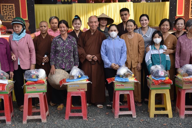 Tặng quà cho các gia đình có hoàn cảnh khó khăn tại chùa Tâm Pháp, chùa Pháp Hòa - Bình Phước, chùa Tây Pháp – Tây Ninh