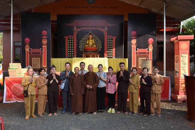 Tặng quà cho các gia đình có hoàn cảnh khó khăn tại chùa Tâm Pháp, chùa Pháp Hòa - Bình Phước, chùa Tây Pháp – Tây Ninh